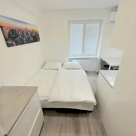 Krasny - Garzonka V Novom Meste Διαμέρισμα *