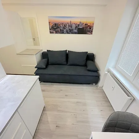 Krasny - Garzonka V Novom Meste * Μπρατισλάβα